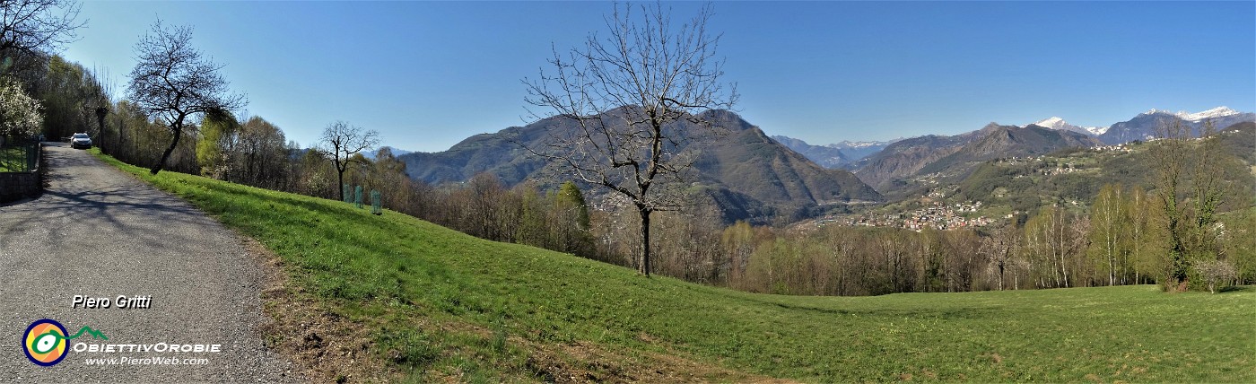 91 Seguendo la stradetta asfaltata salgo alla seconda curva curva imbocco il sentiero a dx che si inoltra per prati e boschi.jpg